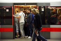 Metro praskalo ve švech. Fanoušci Guns N' Roses ucpali nástupiště