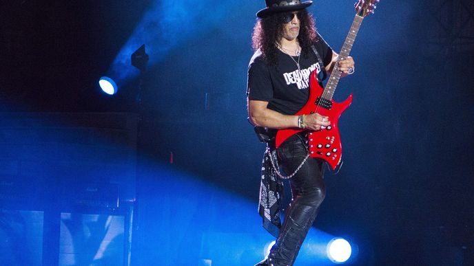 čtyři byly málo. Slashe, který do Prahy přijede s Guns N’ Roses, znají rockeři jako virtuosa na kytaru hlavně proto, že má tento nástroj šest strun. Když Slash na začátku své muzikantské dráhy váhal, zda hrát na basu nebo právě kytaru, rozhodl větší počet strun.