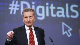 Německý politik Günther Oettinger je eurokomisařem pro digitální ekonomiku a společnost.