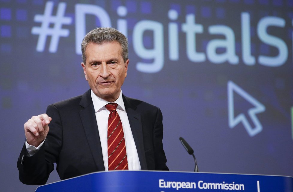 Německý politik Günther Oettinger je eurokomisařem pro digitální ekonomiku a společnost.