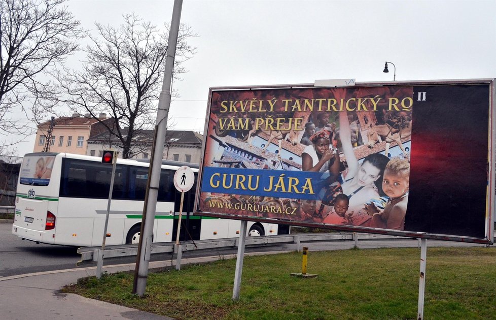 Na billboardu v Brně přeje Guru Jára skvělý tantrický rok.