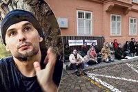 V Praze se modlili za guru Járu: Odháčkování není znásilnění, tvrdila fanynka