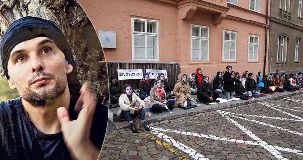 V Praze se modlili za guru Járu: Odháčkování není znásilnění, tvrdila fanynka