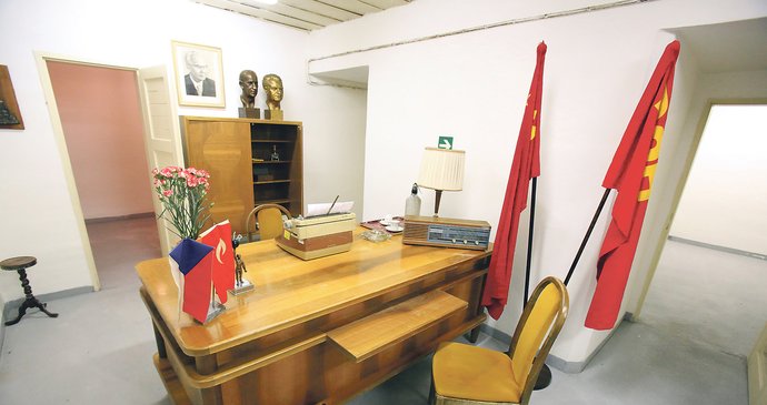 Husákův dvousetkilový stůl a osobní předměty, kterými se při práci rád obklopoval.