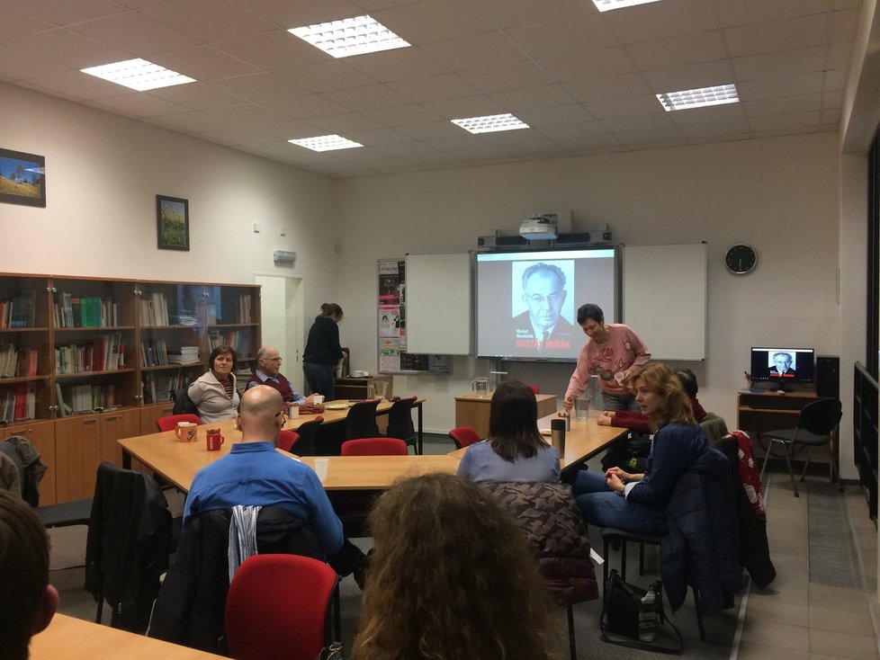 V takovéto atmosféře Hovory o historii na střížkovském gymnáziu probíhají.