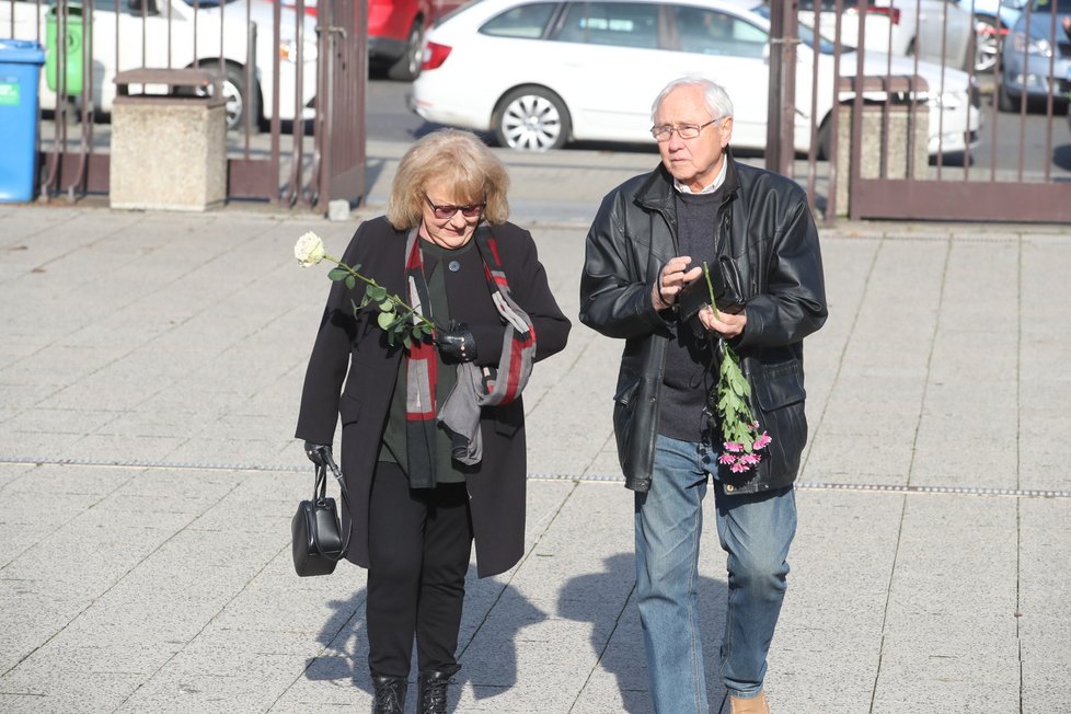 Pohřeb Gustava Oplustila – Iva Hüttnerová a Jaroslav Satoranský