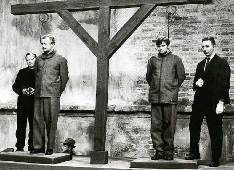 Gustav Oplustil (vpravo) v hudební komedii Zločin v šantánu