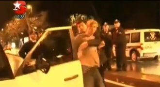 VIDEO: Opilý Guti boural a napadl kameramana