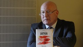 Americký novinář Ethan Gutmann napsal o ilegálních odběrech lidských orgánů knihu Jatka, která vyšla i v češtině.