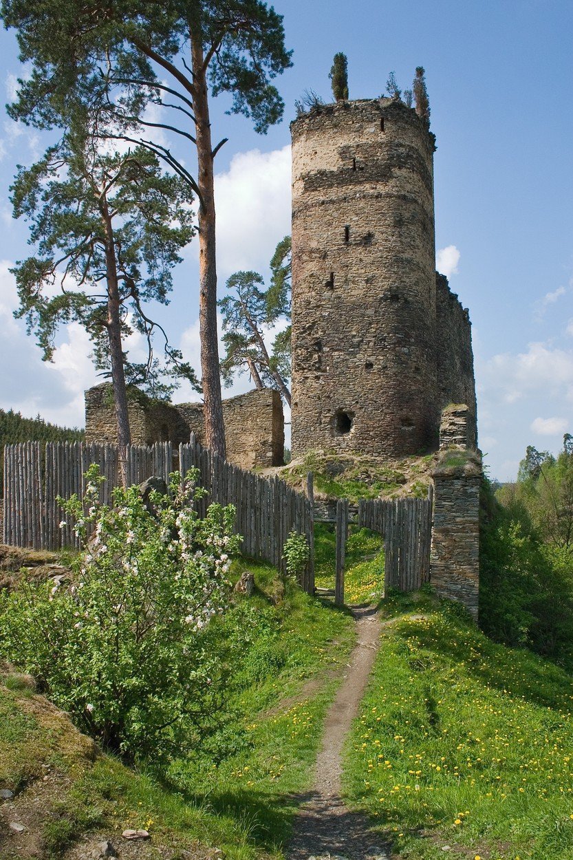 Romantická zřícenina hradu Gutštejn.