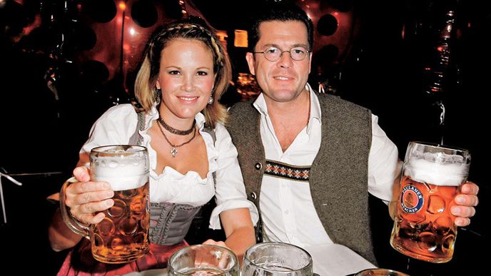 Pokaždé jsou přiměřeně oděni, jejich gesta jsou adekvátní situaci – tentokrát na Oktoberfestu