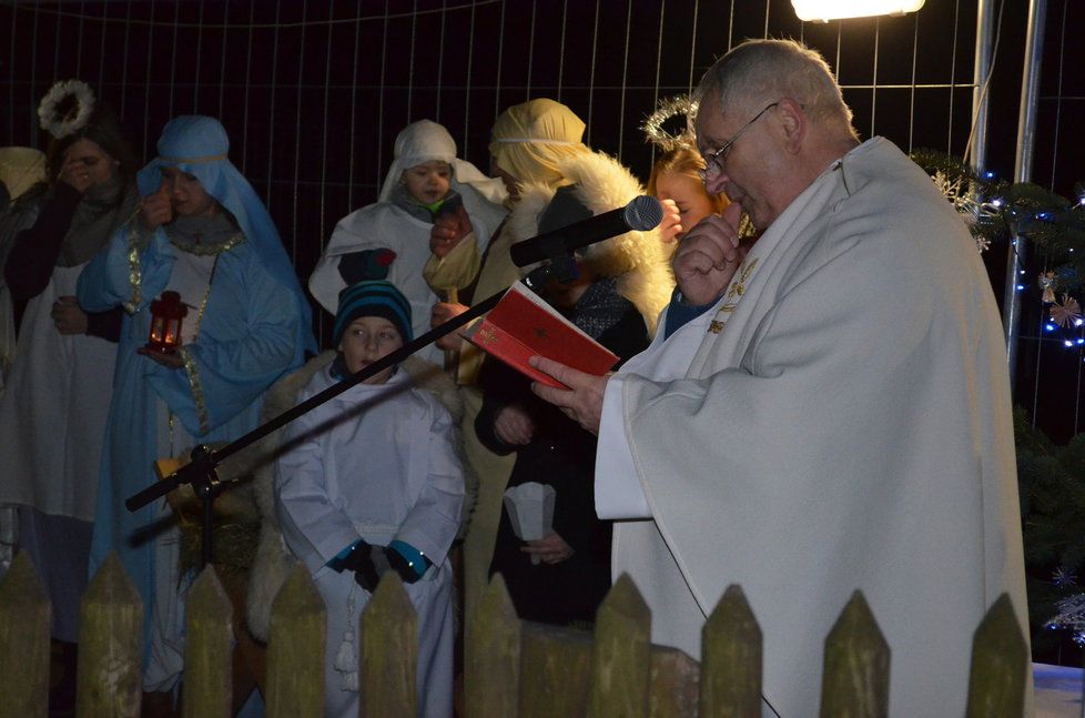 Mši svatou vedl na Vánoce pod širým nebem u vyhořelého kostela v Třinci-Gutech farář Kazimierz Płachta.