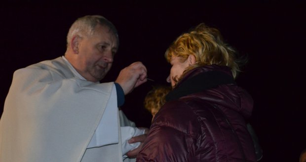 Mši svatou vedl pod širým nebem u vyhořelého kostela v Třinci-Gutech farář Kazimierz Płachta.