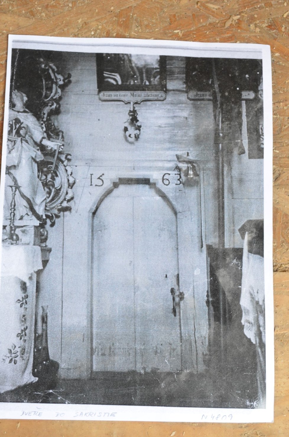 Tesaři postupovali podle dochované fotografie s dveřmi do zakristie.