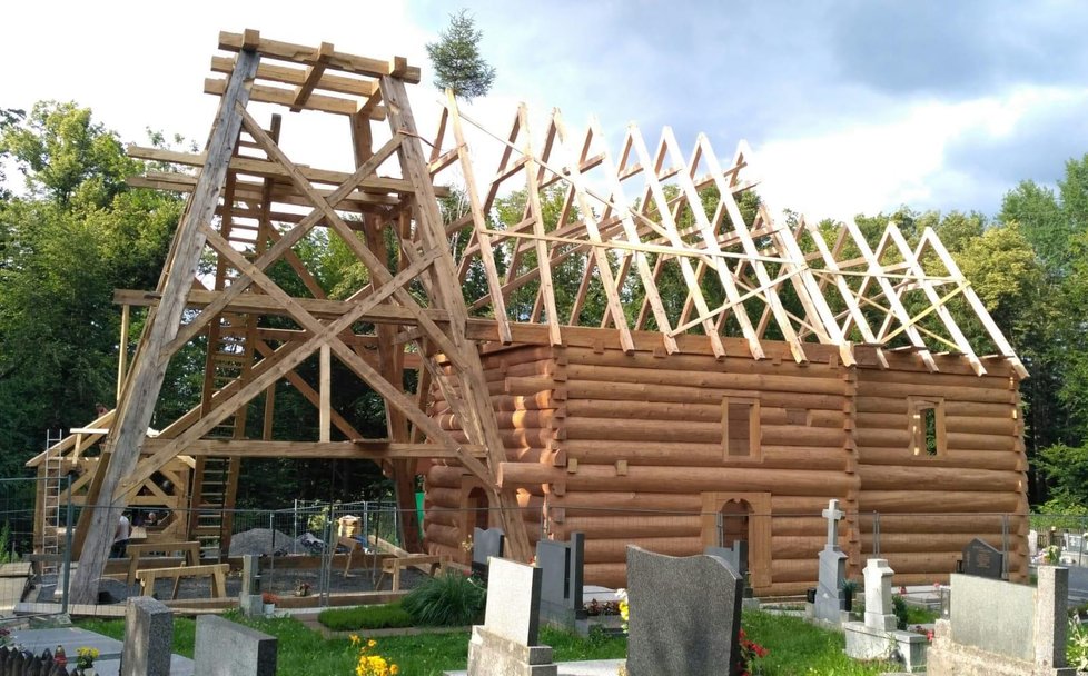 Dominantou historického kostelíčka v Gutech byla vždy jeho věž. Replika už je na svém místě.