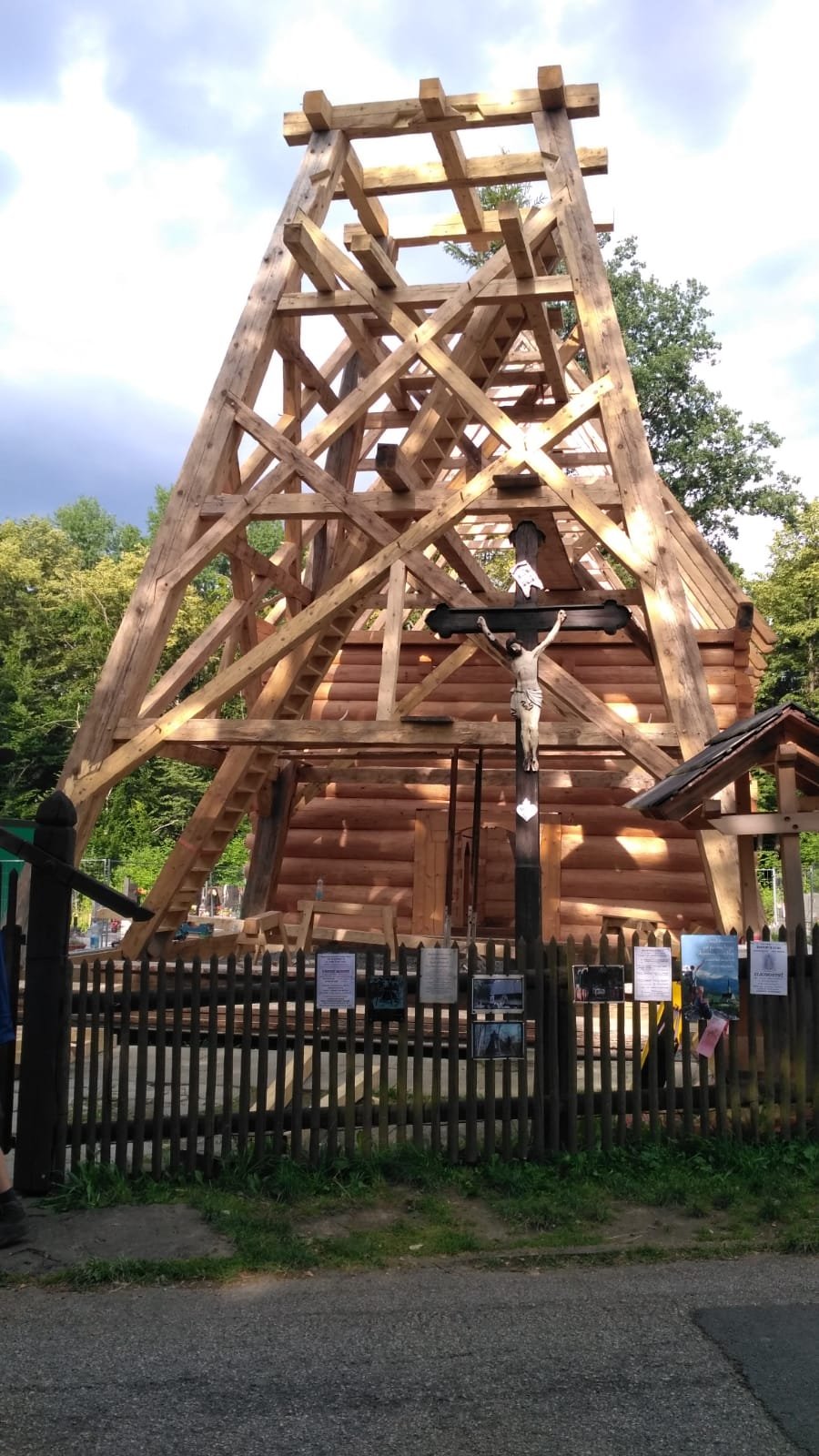 Dominantou historického kostelíčka v Gutech byla vždy jeho věž. Replika už je na svém místě.