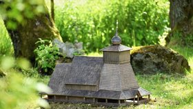 Vyhořelý kostelík v Gutech je i miniaturou: Na modelu v Boheminiu makali vězni