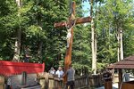 Obnovený kostel v třinci-Gutech získal nový 300 kilo těžký kříž s Kristem.