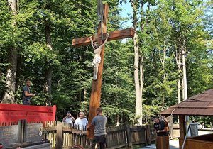 Obnovený kostel v třinci-Gutech získal nový 300 kilo těžký kříž s Kristem.