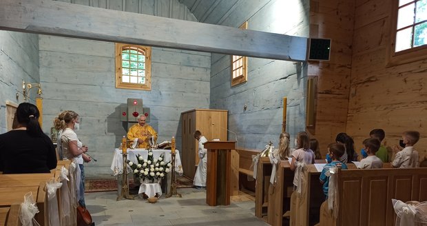 Farář Kazimierz Plachta (66) sloužil v replice vyhořelého kostelíku v Třinci-Gutech mši za zemřelého žháře Richarda (†21).