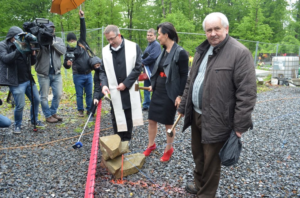 Třinecká primátorka Věra Palkovská, biskup Martin David a farář Kazimierz Płachta (zleva) zahájili stavbu.