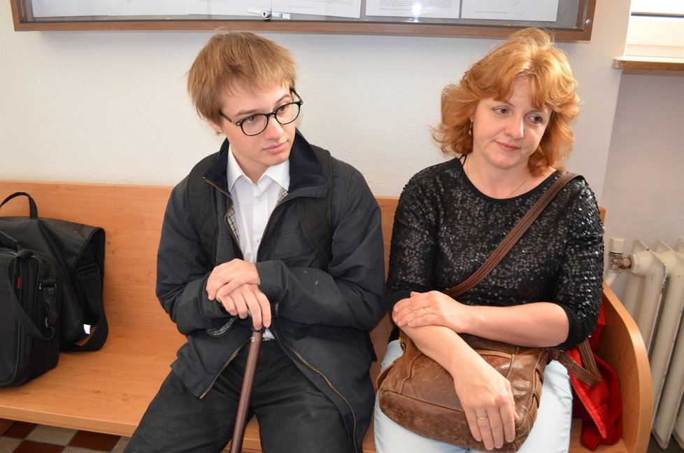 Hlavním strůjcem žhářského útoku v Třinci-Gutech byl Jan.  Na soud invalidu doprovodila matka.