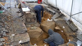 Archeologové odkryli na místě vyhořelého kostela v Gutech kosti, rakve i keramiku.