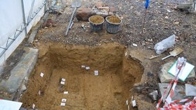 Archeologové odkryli na místě vyhořelého kostela v Gutech kosti, rakve i keramiku.