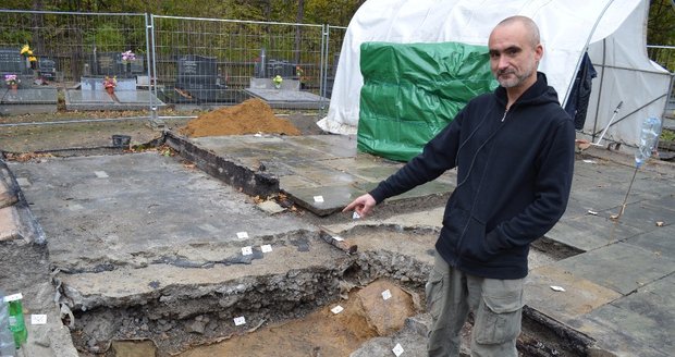 Vedoucí archeologického průzkumu Marek Kiecoň na místě vyhořelého kostelíku v Gutech.