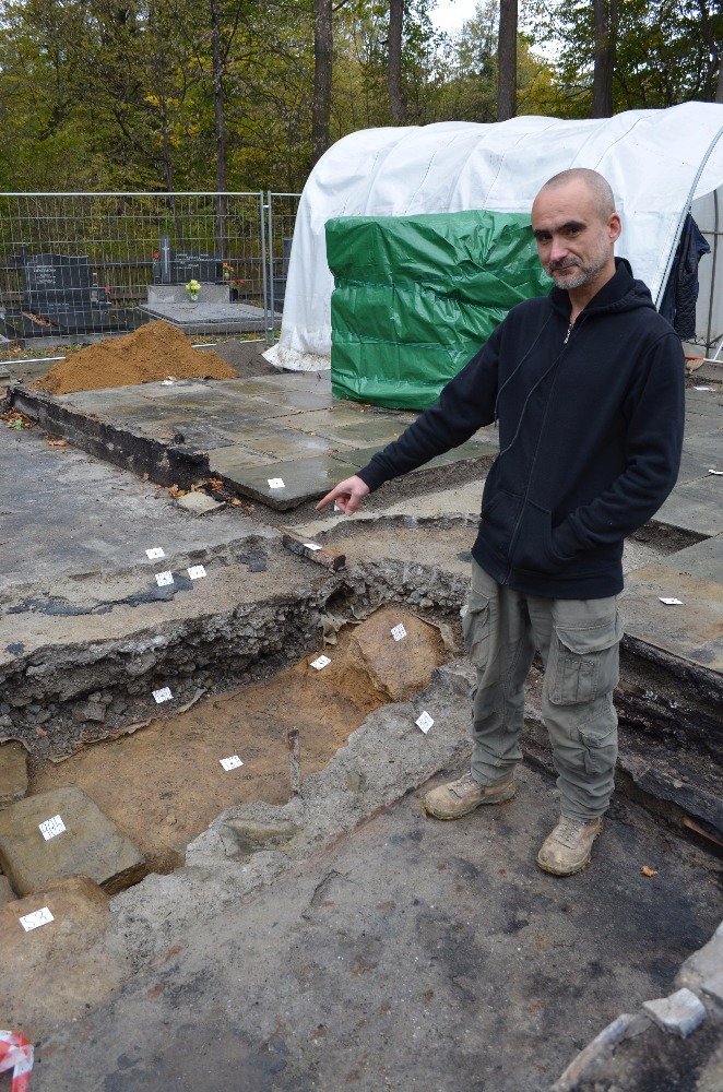 Vedoucí archeologického průzkumu Marek Kiecoň na místě vyhořelého kostelíku v Gutech.