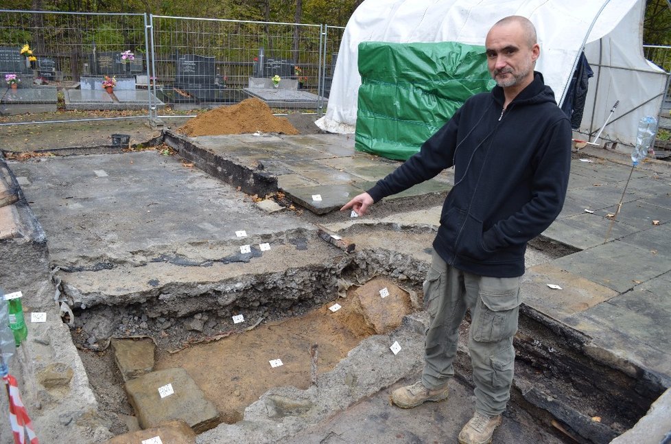 Vedoucí archeologického průzkumu Marek Kiecoň na místě vyhořelého kostelíku v Gutech.