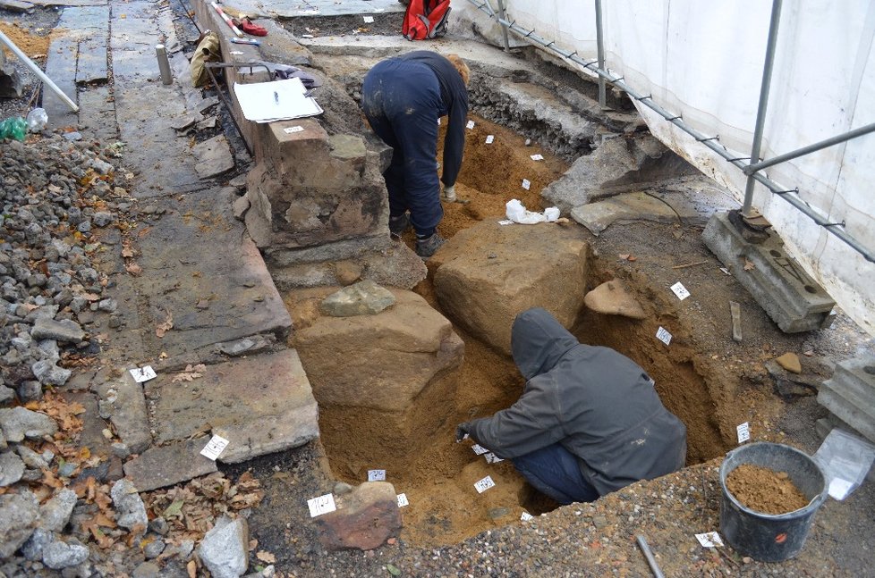 Spáleniště prošlo i archeologickým průzkumem. Archeologové odkryli na místě vyhořelého kostela v Gutech kosti, rakve i keramiku.