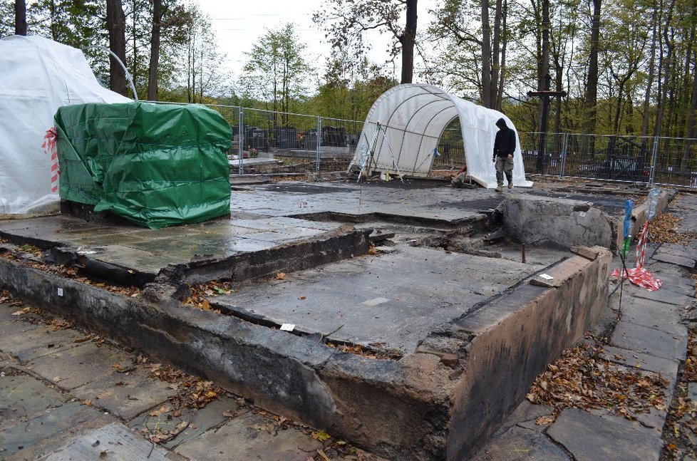 Spáleniště prošlo i archeologickým průzkumem. Archeologové odkryli na místě vyhořelého kostela v Gutech kosti, rakve i keramiku.