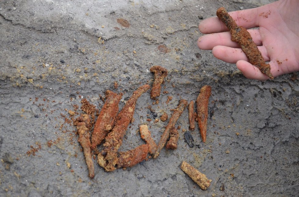 Archeologové odkryli na místě vyhořelého kostela v Gutech kosti, rakve i keramiku.