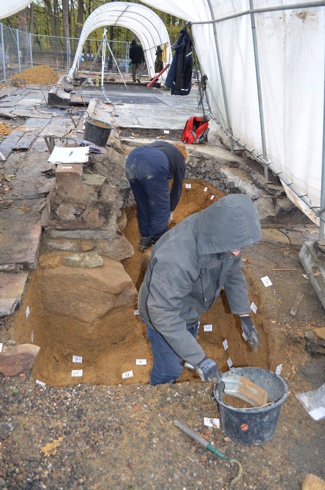 Archeologové odkryli na místě vyhořelého kostela v Gutech kosti, rakve i keramiku.