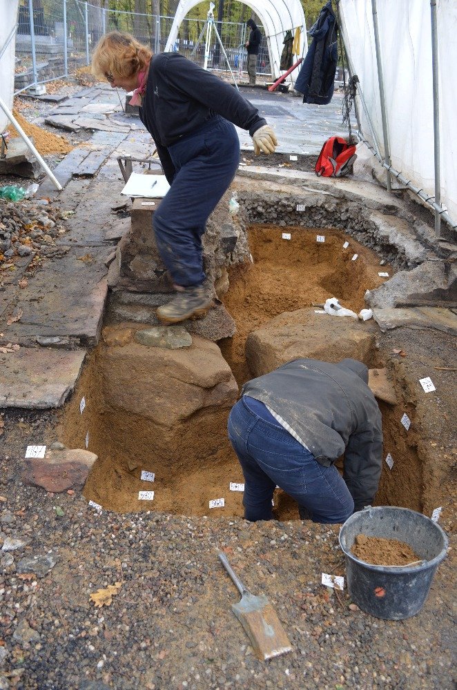 Archeologové odkryli na místě vyhořelého kostela v Gutech kosti, rakve i keramiku.