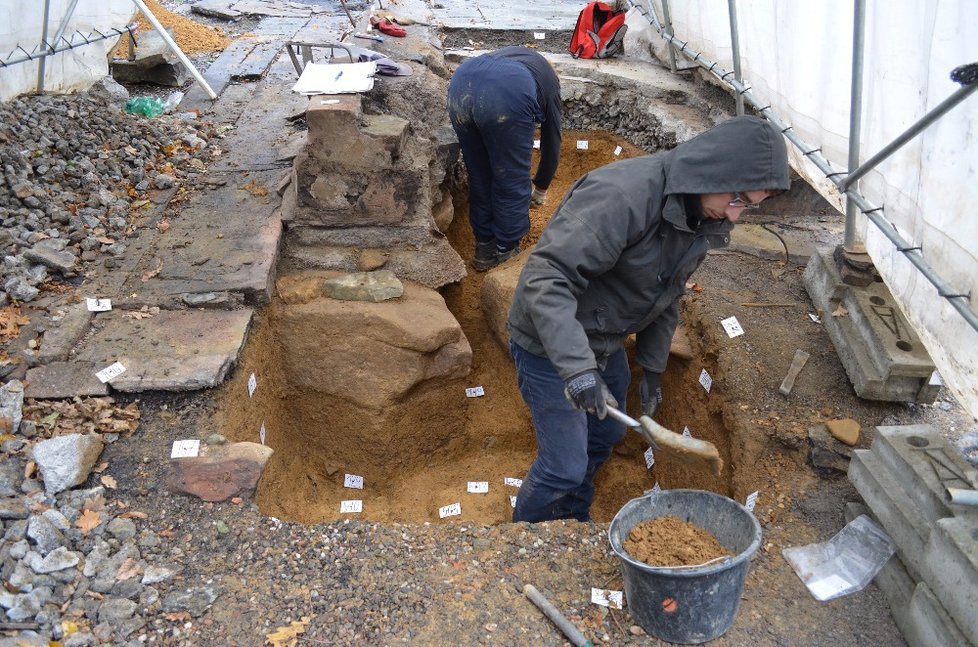 Spáleniště prošlo i archeologickým průzkumem. Archeologové odkryli na místě vyhořelého kostela v Gutech kosti, rakve i keramiku.