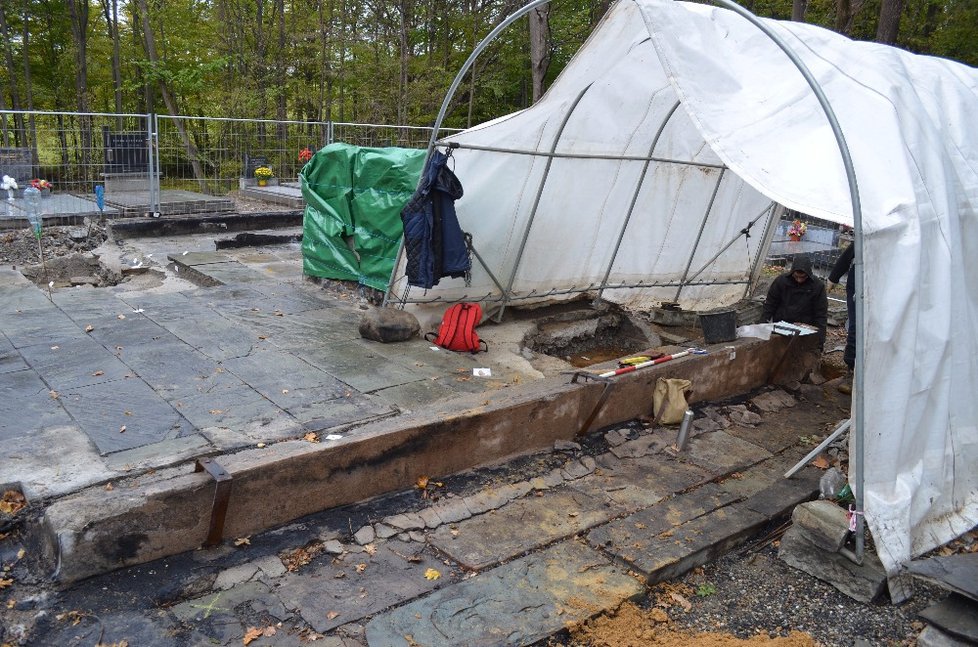 Archeologové odkryli na místě vyhořelého kostela v Gutech kosti, rakve i keramiku.