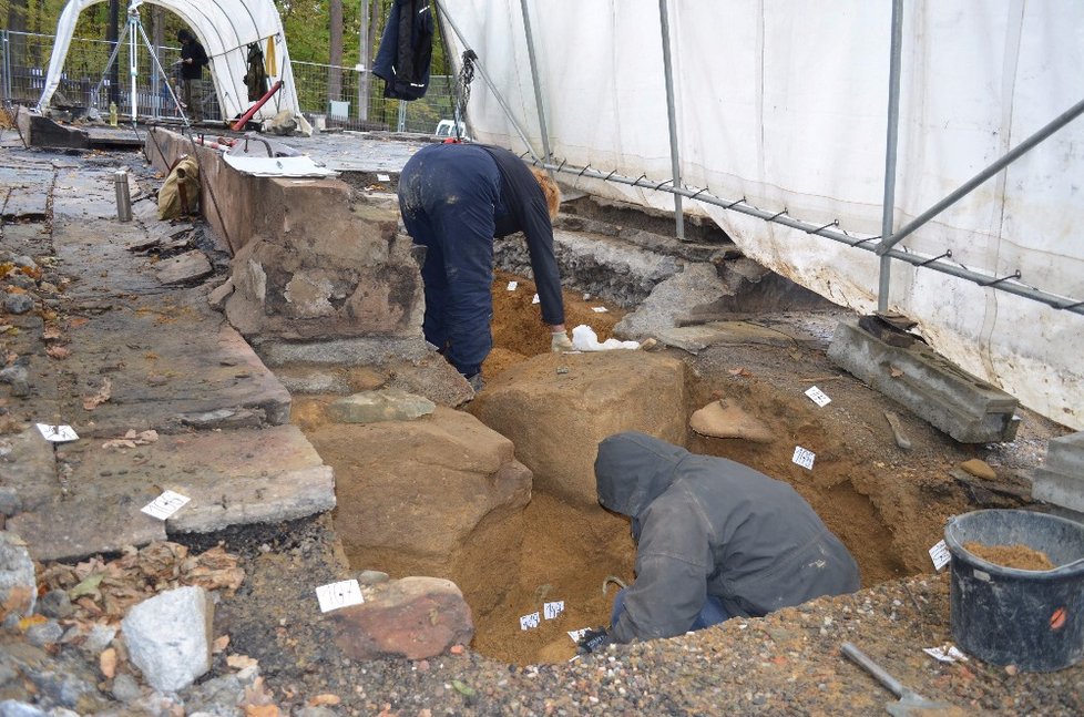 Archeologové odkryli na místě vyhořelého kostela v Gutech kosti, rakve i keramiku.