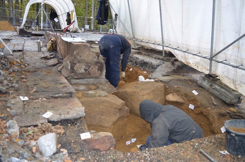 Archeologové odkryli na místě vyhořelého kostela v Gutech kosti, rakve i keramiku.