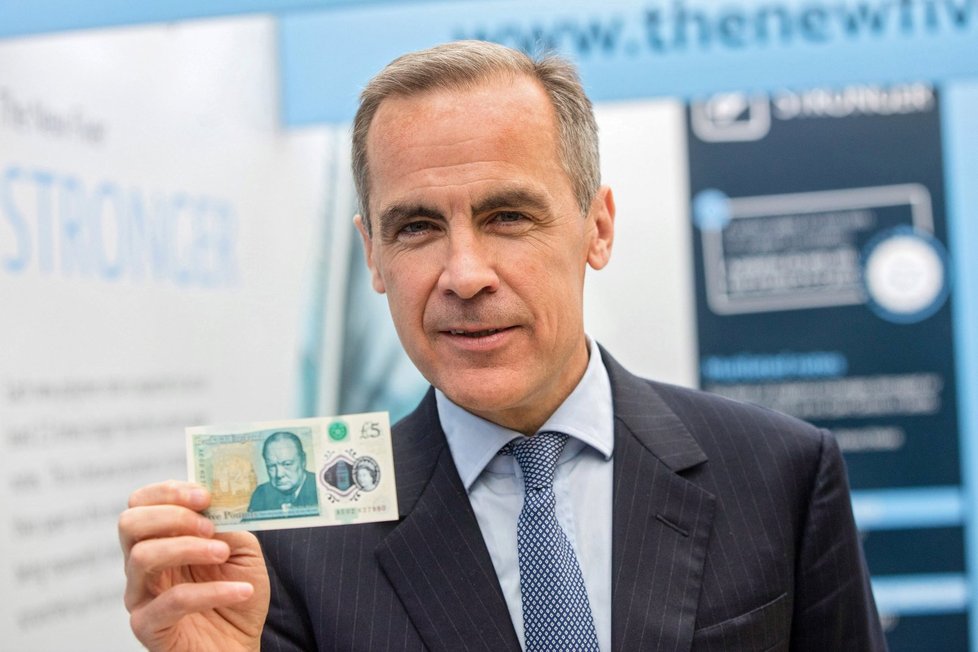 Guvernér britské centrální banky s librou v ruce