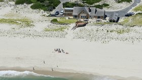 Guvernér New Jersey Chris Christie si užíval pláže, kam veřejnosti zakázal přístup.