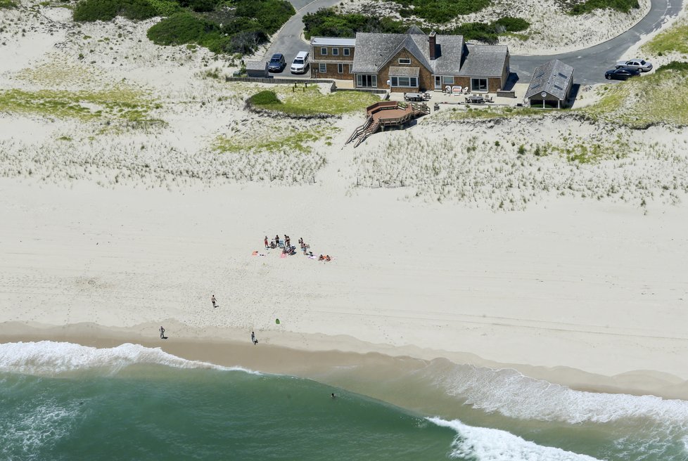 Guvernér New Jersey Chris Christie si užíval pláže, kam veřejnosti zakázal přístup.