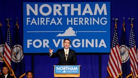 Guvernér amerického státu Virginie Ralph Northam během předvolební kampaně v červenci 2017. Bude ho sporná fotografie stát křeslo?