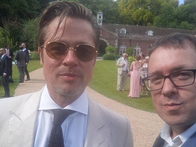 Brad Pitt na svatbě režiséra Guye Ritchieho.