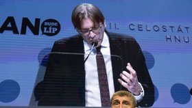 Guy Verhofstadt, předseda frakce ALDE, se opřel do českého prezidenta. Zeman se podle něj s integrací muslimů mýlí.