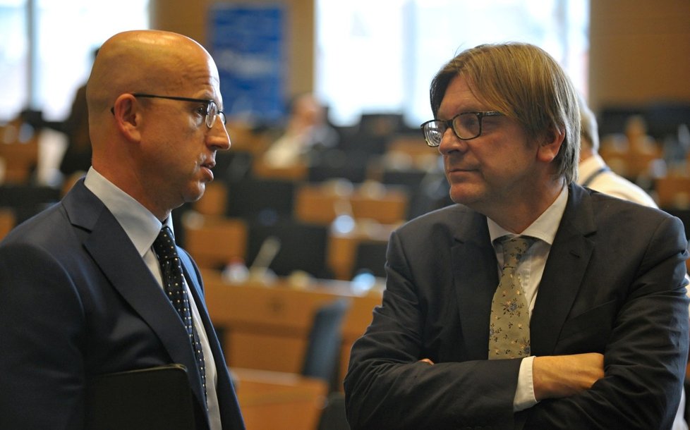 Guy Verhofstadt, předseda frakce ALDE, s českým europoslancem za ANO Pavlem Teličkou