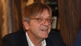 Belgický expremiér a šéf frakce ALDE v europarlamentu Guy Verhofstadt zavítal do Prahy. Blesk.cz poskytl rozhovor.