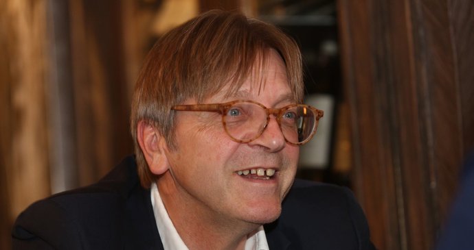 Belgický expremiér a šéf frakce ALDE v europarlamentu Guy Verhofstadt zavítal do Prahy. Blesk.cz poskytl rozhovor.