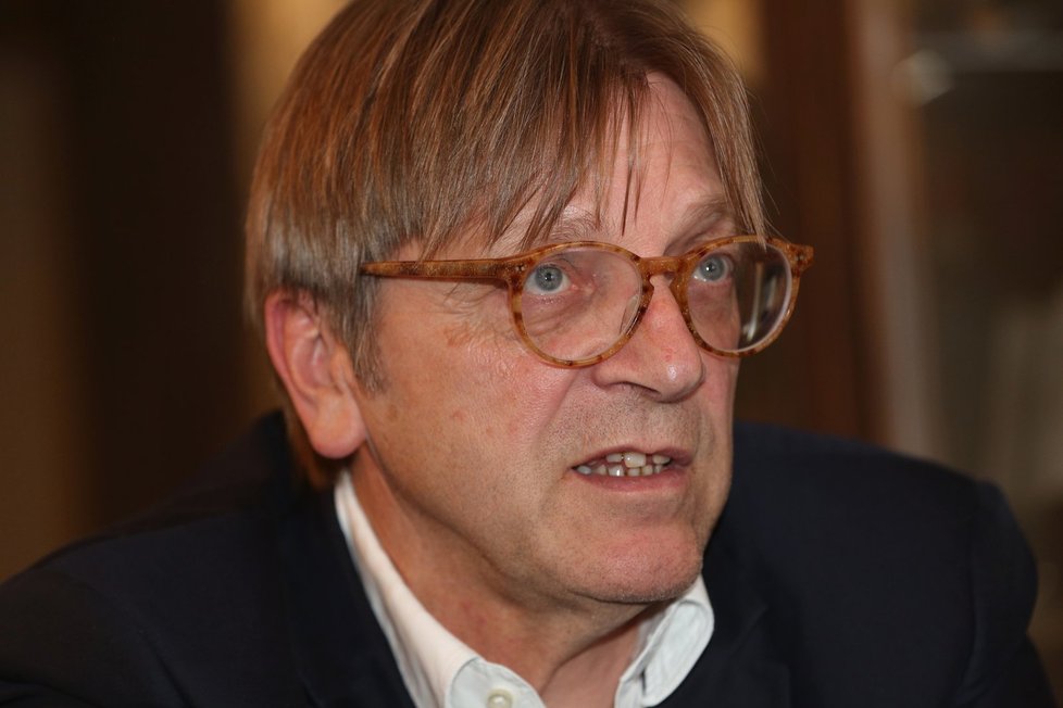 Belgický expremiér a šéf frakce ALDE v europarlamentu Guy Verhofstadt zavítal do Prahy. Blesk.cz poskytl rozhovor.